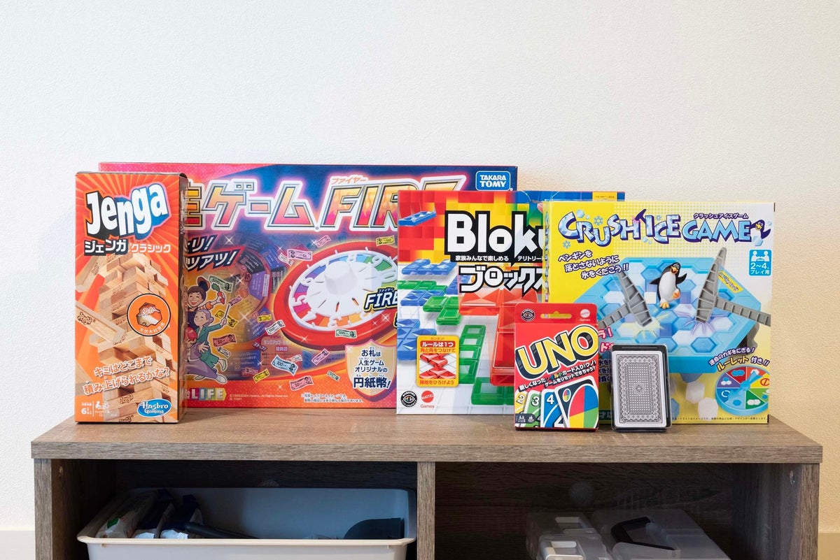 棚の上に並ぶボードゲームのコレクション。ジェンガ、人生ゲームFIRE、ブロックス、UNO、トランプ、クラッシュアイスゲーム。定番からちょっとマニアックなものまで揃っている。