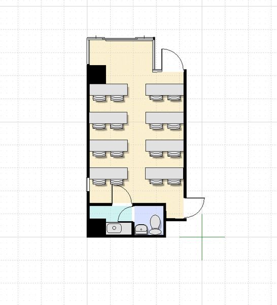 スクール形式16名のレイアウト図。長方形の部屋にテーブルと椅子が整然と配置され、入口手前にトイレと手洗いスペースがコンパクトにまとまっている。